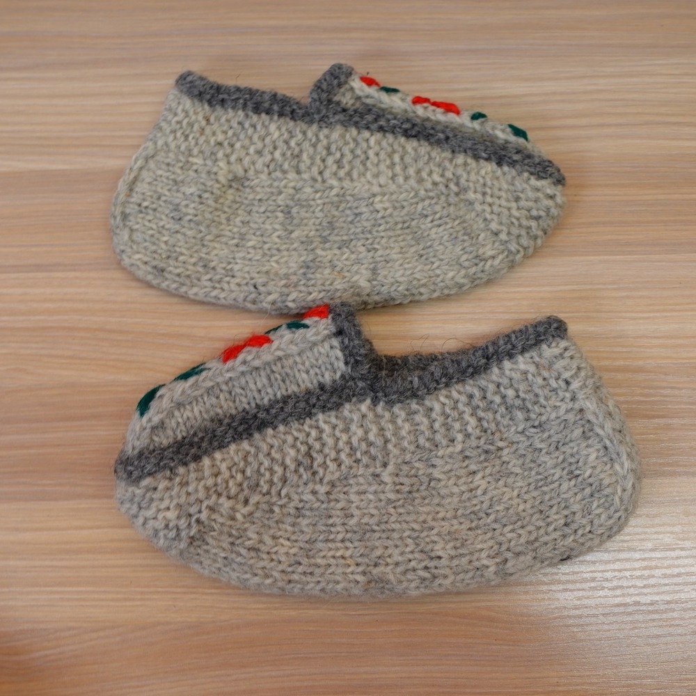 Handmade Womens 5 Gray Floral Knit Wool Slippers House Socks Boho Folk Vtg